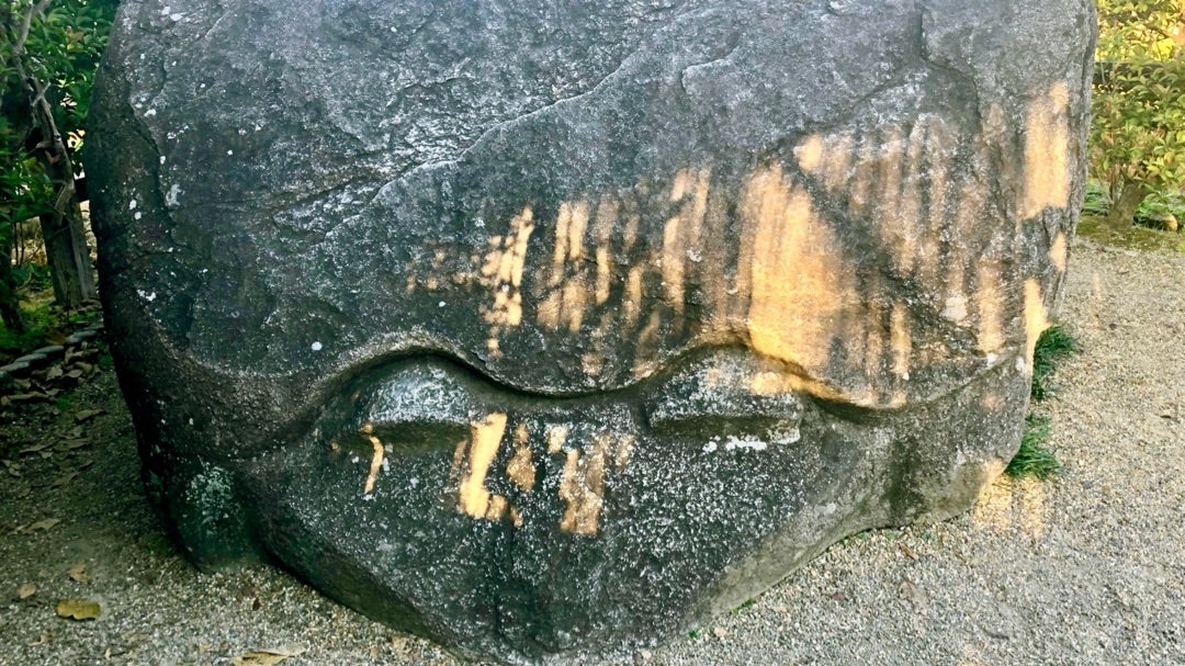 飛鳥の謎の石造物【亀石】古代の東西道路からその用途を考える