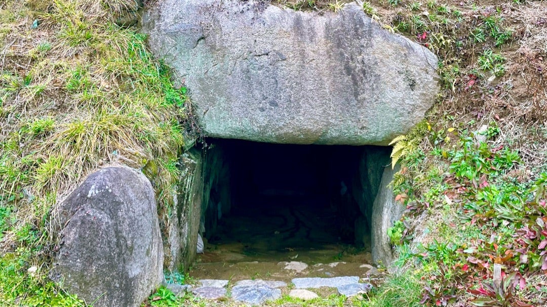 古えの墳墓　2枚セット 艸墓古墳（カラト古墳）】巨大家形石棺と竜山石が語る古代大和の豪族