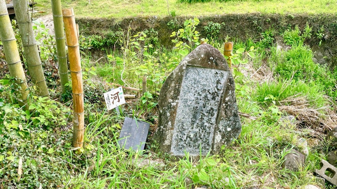 柿本人麻呂の詩情を棟方志功が蘇らせる！巻向に建つ生命力あふれる歌碑